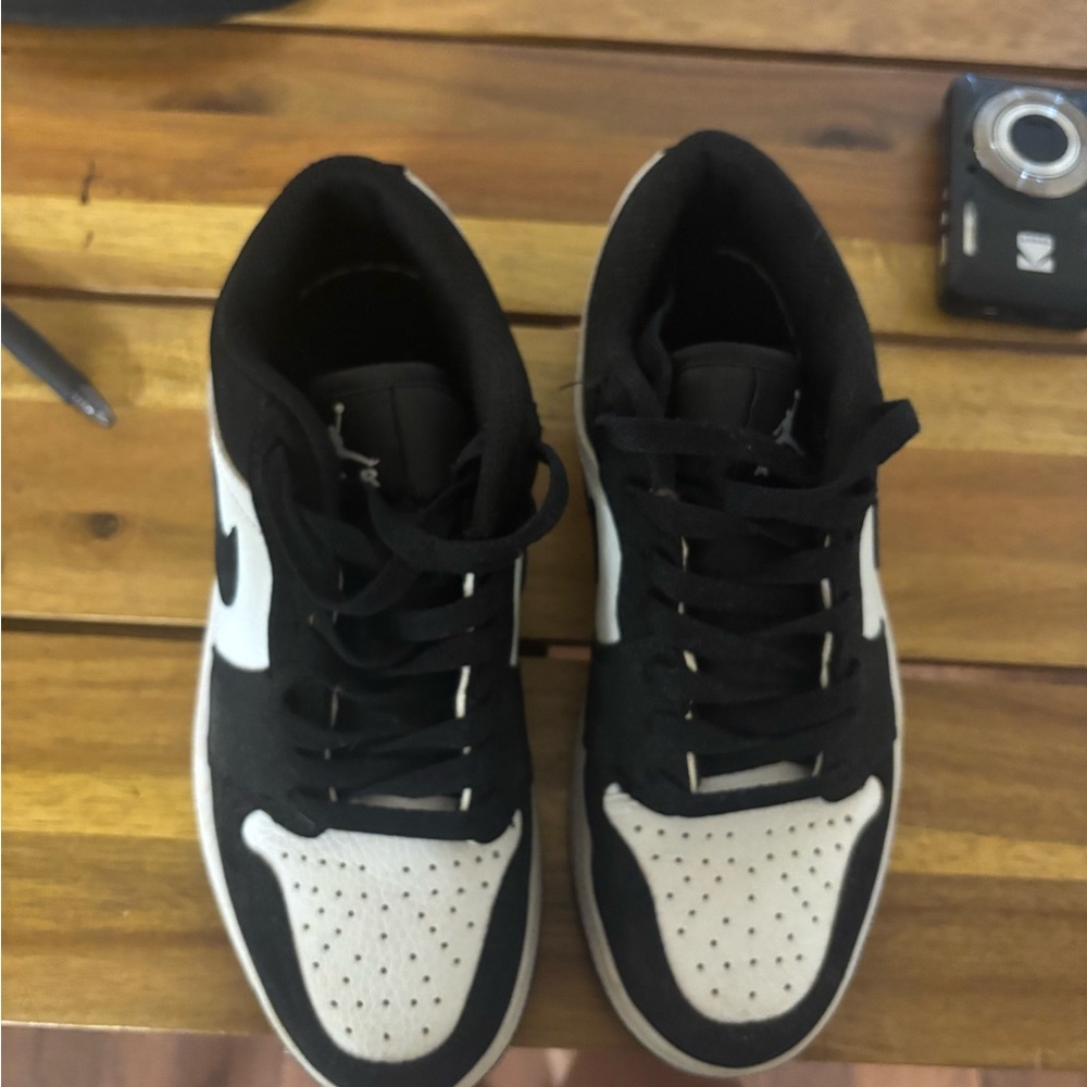 Nike Women's Black and White Sneakers
